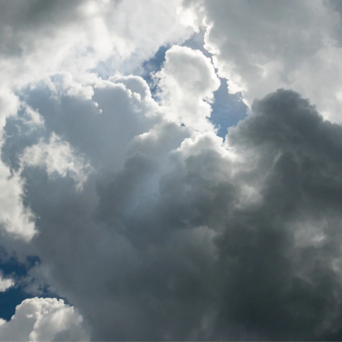 Un temps nuageux avec des rayons de soleil