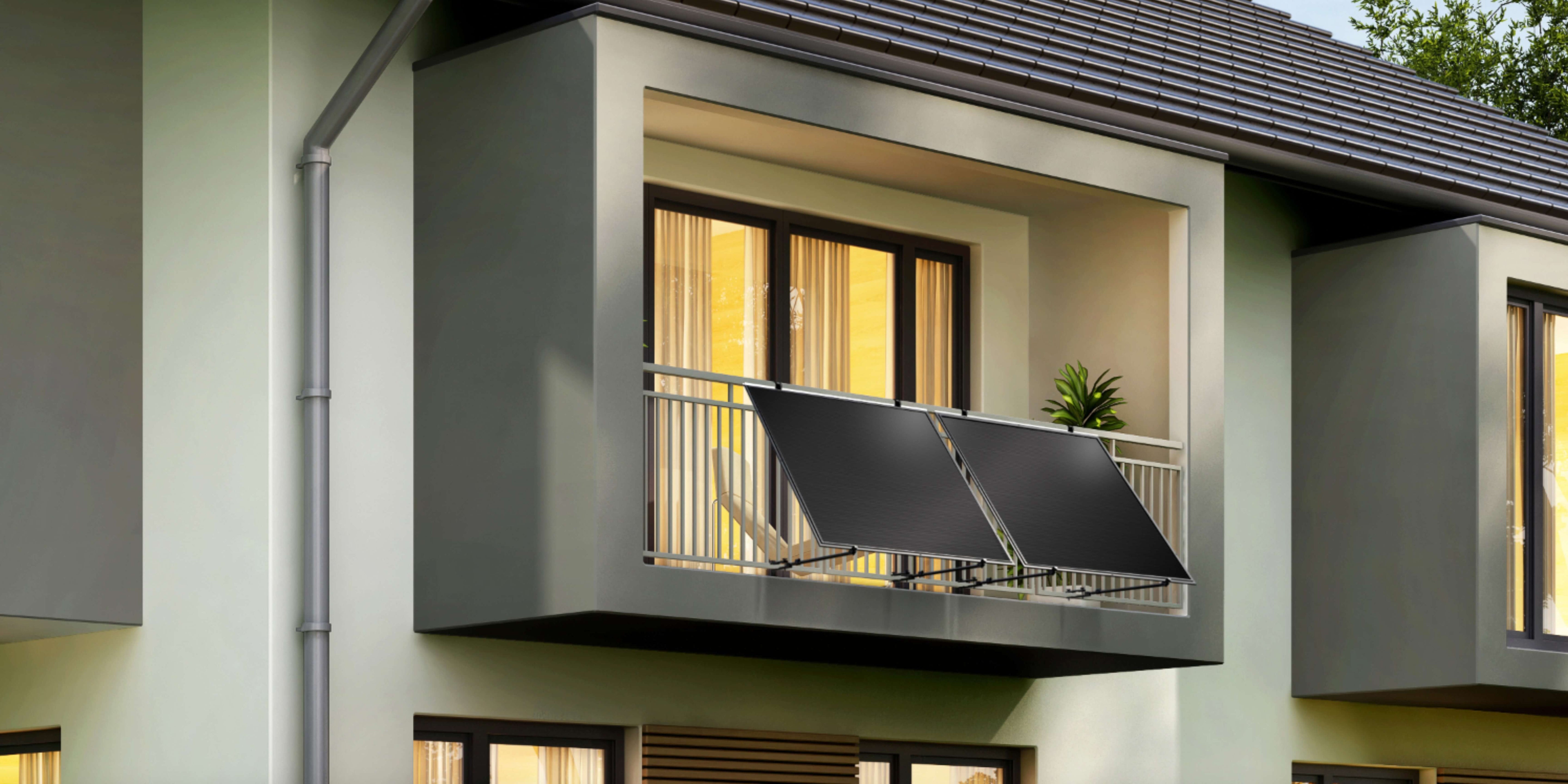 Een modern grijs balkon met een lichtgewicht stekker zonnepaneel van Sunflower Solar, ideaal voor energieopwekking in de stad