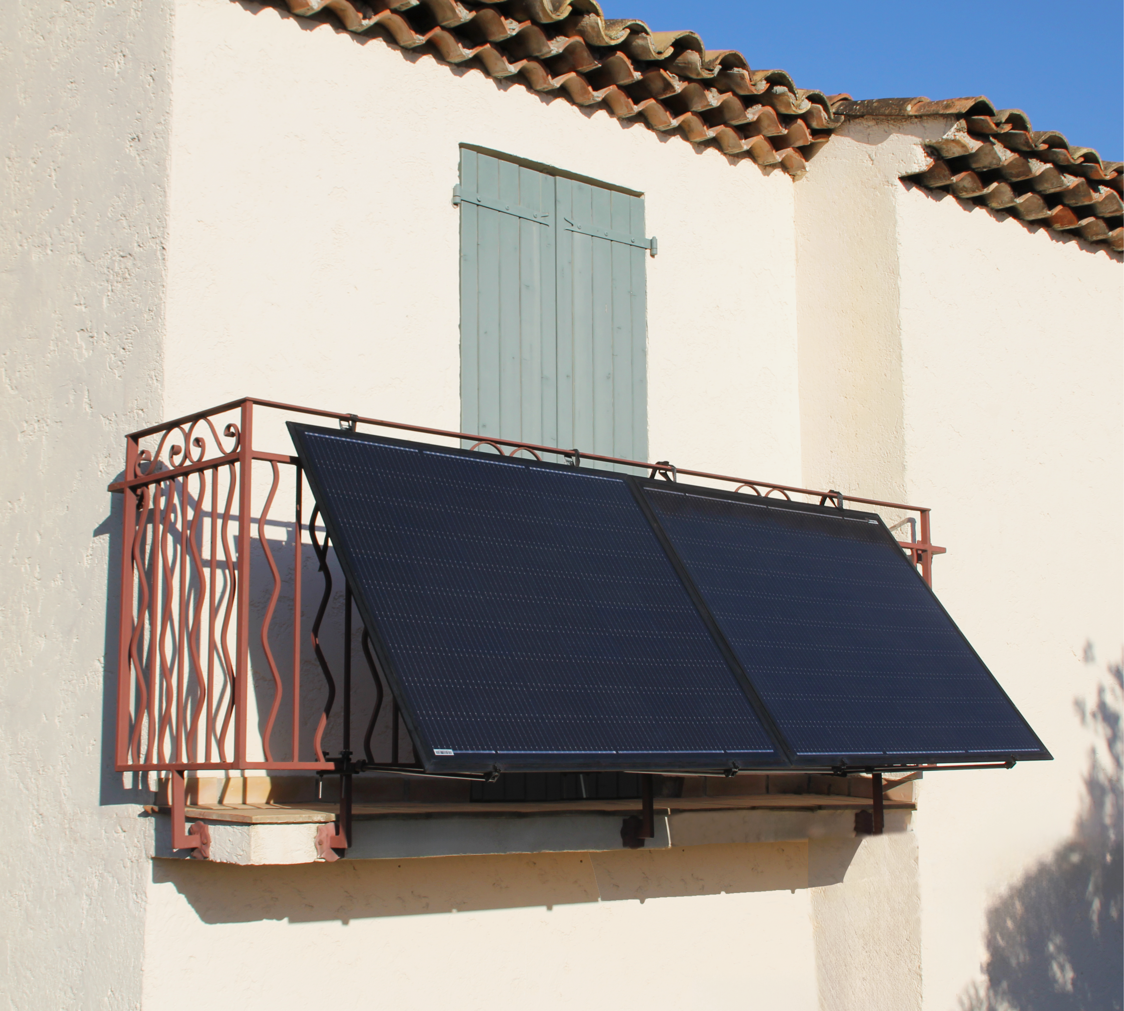 mise en condition réel des panneaux solaires sur un balcon