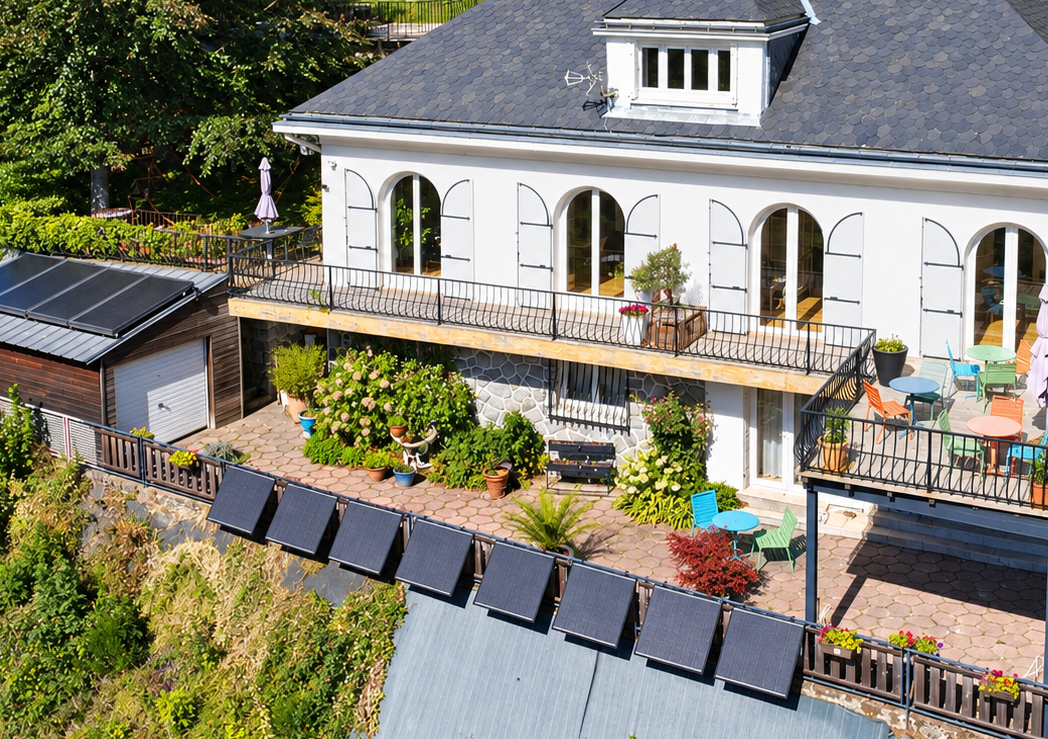 8 panneaux solaires pour balcon Sunflower Solar fixés sur le garde-corps de la chambre d'hôtes Le Balad'Où à La Bourboule