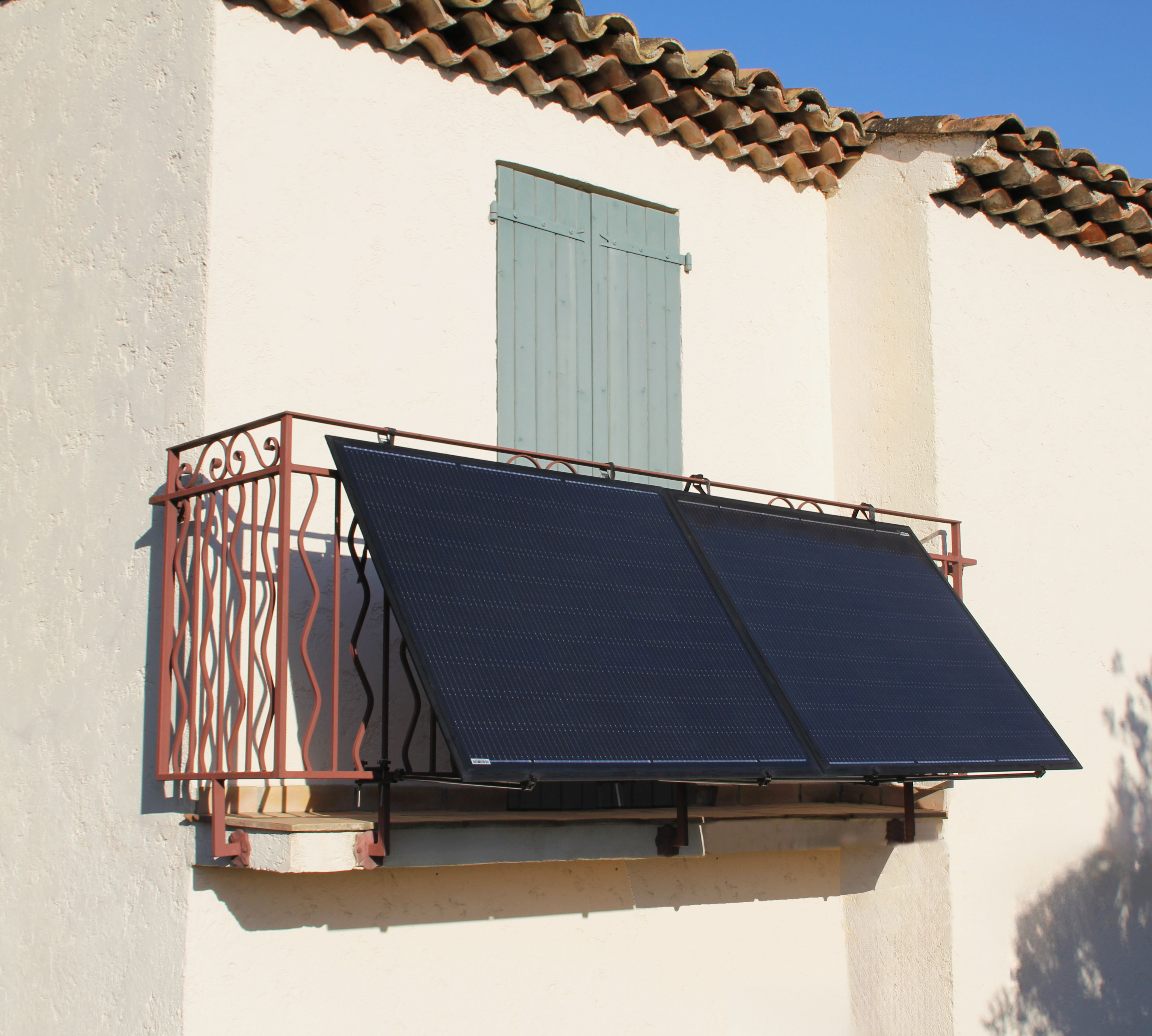 mise en condition réel des panneaux solaires sur un balcon 