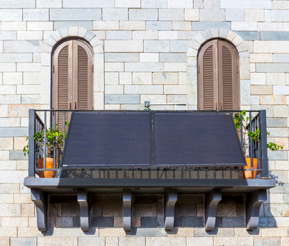 photo de mise en situation des panneaux solaires sur un balcon avec brique